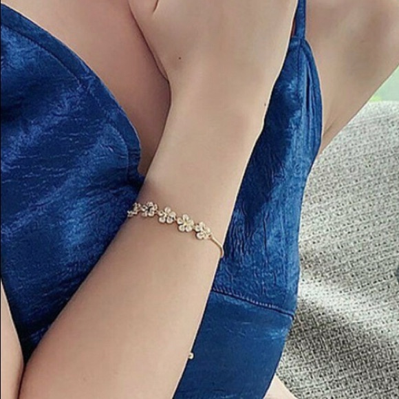 Five Flower Fashion Bracelet - Picture 4 of 5